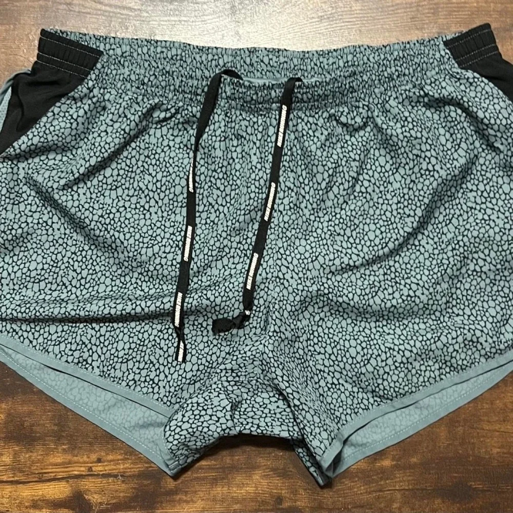 Nike Dri-Fit shorts with black and gray speckled pattern, size M 319.5